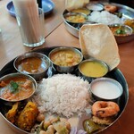 インド料理 EMPO - カレープレート3種盛り、パパド