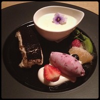 坂の上レストラン - デザート♡
                  お花のってて可愛い(n´v｀n)♡