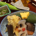 みつ林 - 青唐じゃこ、生姜の天婦羅、鱒、ふきの押し寿司、など