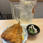 立呑み 晩杯屋 - 料理写真:チュウハイとアジフライ