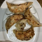 閃光舎 - 餃子は中サイズ。餡に味がありタレは不要です。