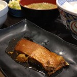 吉野家 - 料理写真:金目鯛の煮付け定食、ポテトサラダセット、冷汁変更