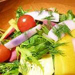 プラチナフィッシュ バル - MIXリーフハーブサラダ8００円