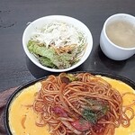 ５５カフェ - 料理写真:鉄板ナポリタンとサラダ、玉子スープ