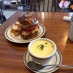 エース バーガー カフェ - ベーコンチーズバーガーと夏季限定の冷製コーンスープをSで