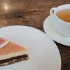 抱 le four sous les toits - ケーキ①無花果と木の実のタルト(税込900円)
木の実が敷き詰められたタルト生地、チョコレートのカステラ生地、無花果のムース、無花果載せ
お飲み物①紅茶(ブランド名:ペシェ、フランス)(税込600円)