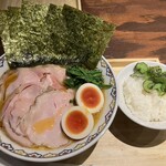 麺屋 こくう - 期間限定の家系リスペクト特製らーめん、白ごはん