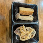 そば処 うどんや - サービスの当て、下はアジの南蛮漬け