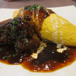 カフェレストラン ホット・ベリー - 牛肉の赤ワイン煮添えオムライス