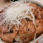 十勝豚丼 いっぴん - 大盛り豚丼のアップ