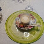 シャトー　ラ・パルム・ドール - ◯さつまいもの冷製スープ
スープの上には生クリームが添えられている
​スプーンの上にはさつまいものコンフィが置かれており
軽く混ぜ合わせて一緒に楽しむ料理となっている
との説明