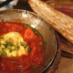 キャラヴァンサライ包 - シシトウとトマト、卵のカラヒィはナンと一緒にスッキリ満腹！