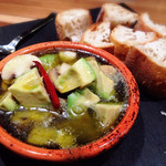 アボガドと貝柱とマッシュルームのアヒージョ