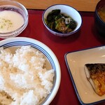 磐田ひとこと食堂 - 料理写真:サバの塩焼 480円、ほうれん草 120円、山芋とろろ 180円、ご飯中 260円、味噌汁 150円