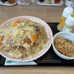 リンガーハット - 料理写真:野菜たっぷり皿うどん、1,030円。半チャーハン、350円。