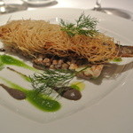 ラ・トルテュ - 鮎のコンフィ
      カダイフ、スペルト小麦とキュウリ、内臓のタップナード
      