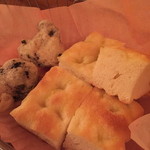 イル ポネンティーノ - お通しのフォカッチャ、美味。