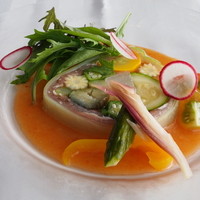 ヴォーシエル - ポロ葱と生ハムで包んだ初夏の野菜のテリーヌ
                自家製ピクルスとトマトソース
