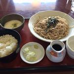 まるまつ - ざるそばと麦とろろセット570円（税抜）