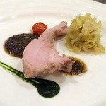 サラマンジェ ド イザシ ワキサカ - 乳飲み仔豚のポシェ 黒オリーブのソース（シェア後）3,000円