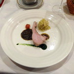 サラマンジェ ド イザシ ワキサカ - 乳飲み仔豚のポシェ 黒オリーブのソース（シェア後）3,000円