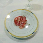 サラマンジェ ド イザシ ワキサカ - アミューズはオリーブからサラミに変更！