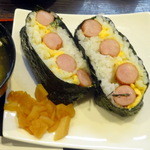 カレーハウスCoCo壱番屋 - ソーセージエッグおにぎり（270円）せっかくなので福神漬けをいただく。