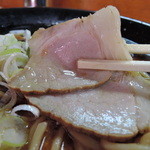 とっかり - チャーシューは豚ロース肉で、硬めの肉らしい歯応え