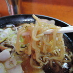 とっかり - 平打ち中太縮れ麺で、フニフニモッチリと軽やかでありながら、伸びやかな食感