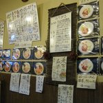 兼吉 - 壁にはメニューがびっちり。