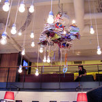 カフェ ゼノン - 2010/04/30撮影。漫画本や雑誌を使ったシャンデリア。