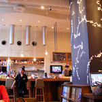 カフェ ゼノン - 2010/04/30撮影。カウンター奥、キッチンの壁に大きな人影らしきものが・・・