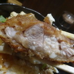 Torikatsudon No Kurobee - 肉厚なチキンカツですが塩コショウがしっかり効いています。