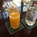キング オブ ダイニング - 飲み物も数種類から選べます。こちらはオレンジジュース。
