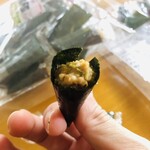 成城石井 - ちっちゃい〜  爪に海苔がついた(笑) ネギ入りですね