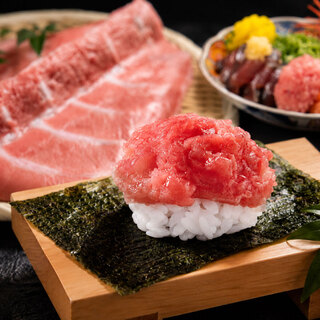 豪快な中落ちマグロを、寿司や海鮮丼など自由にアレンジ！