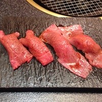 肉の匠 将泰庵  船橋本店 - 肉寿司（ざぶとん＆サーロイン）