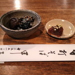 甲子 - お通し「昆布と椎茸の煮物」「蕎麦味噌」