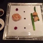 眺遊楼 - 「黒蒜」～新しい味付け、調理法、食感の深求～ホタテの貝柱の軽い炒め、黒ニンニクと黒酢のソース、ぶりの変わり揚げ添え