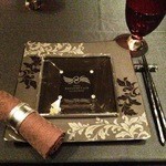 眺遊楼 - この日は景色の良い個室に案内されました！テーブルには東京ベイコートクラブのロゴが入った飾り皿が置かれている