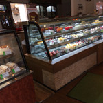 ネオクラシック クローバー - 綺麗なショーケースに美味しそうにケーキが並んでいます。