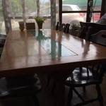 ネオクラシック クローバー - 店内奥の6人掛けテーブル