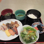 海鮮処松月亭 - 和食党の私は和食中心の朝食をビュッフェの中から選んでみました。
            