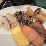 海鮮処松月亭 - メインのおかずは焼魚を中心に玉子焼きや肉じゃがに酢の物も添えてみました。
            