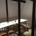 HAGI CAFE  - 増設されたモダンな空間は展示スペースとしても機能する
