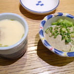 梅丘寿司の美登利総本店 - 板さんおまかせにぎりについた茶碗蒸しとカニ味噌とカニをふんだんに使ったサラダ