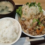 定食屋　イワイ - 料理写真:日替わりの少な目。少な目でもこのボリューム