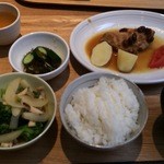 タニタ食堂 - 鶏肉とﾚｰｽﾞﾝの赤ﾜｲﾝ煮定食（日替わり定食）