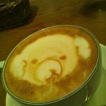 月島カフェ - 熊か犬かで物議を醸し出したラテアート