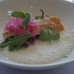 ミシェル・ブラス トーヤ ジャポン - 近くで水揚げされた バターでポワレしたキンキ　泡立てて焙じたオルジュ（大麦）のブイヨンの上にグリーンアスパラガス 庭でとれたすべてのオゼイユ